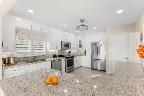 Casa en venta en Hialeah, Florida, 3 dormitorios, 239.59 m2 № 2010852 - foto 29