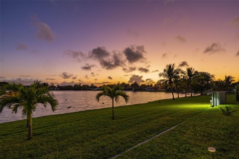 Villa ou maison à vendre à Hialeah, Floride: 3 chambres, 239.59 m2 № 2010852 - photo 24