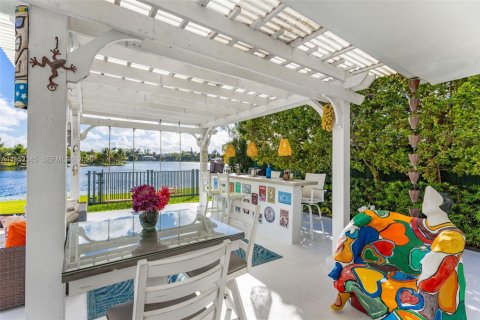 Villa ou maison à vendre à Hialeah, Floride: 3 chambres, 239.59 m2 № 2010852 - photo 18