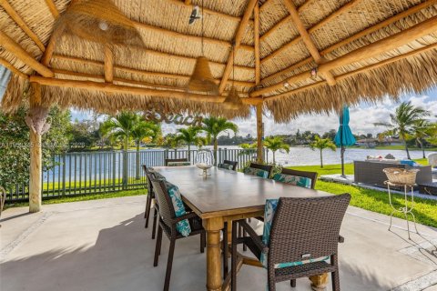 Villa ou maison à vendre à Hialeah, Floride: 3 chambres, 239.59 m2 № 2010852 - photo 15