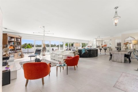 Villa ou maison à vendre à Hialeah, Floride: 3 chambres, 239.59 m2 № 2010852 - photo 3