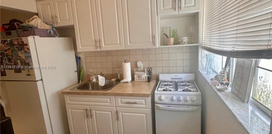 Estudio en el Condominio en Miami Beach, Florida  № 1961191