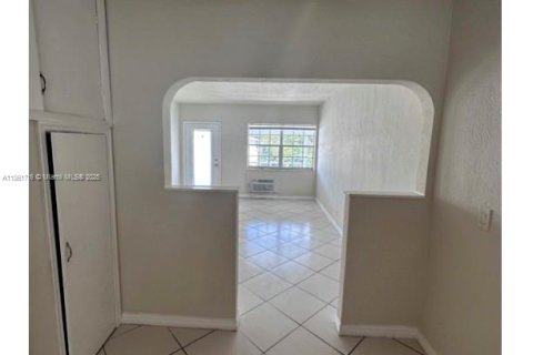 Condominio en alquiler en Miami Beach, Florida, 35.58 m2 № 1961191 - foto 11