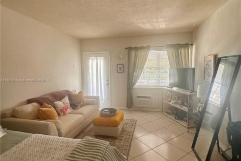 Condominio en alquiler en Miami Beach, Florida, 35.58 m2 № 1961191 - foto 9