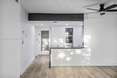 Condo in Lauderdale Lakes, Florida, 2 bedrooms  № 1948132 - photo 15