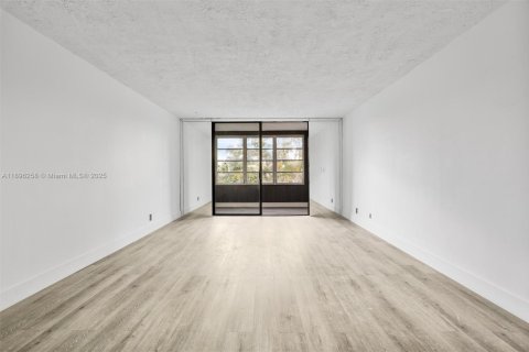 Condo in Lauderdale Lakes, Florida, 2 bedrooms  № 1948132 - photo 19