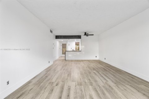 Condo in Lauderdale Lakes, Florida, 2 bedrooms  № 1948132 - photo 16