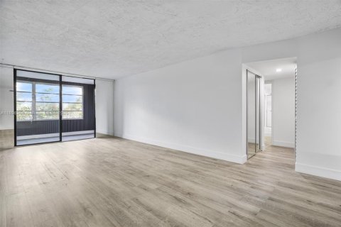 Condo in Lauderdale Lakes, Florida, 2 bedrooms  № 1948132 - photo 18