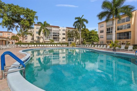 Condo in Lauderdale Lakes, Florida, 2 bedrooms  № 1948132 - photo 11