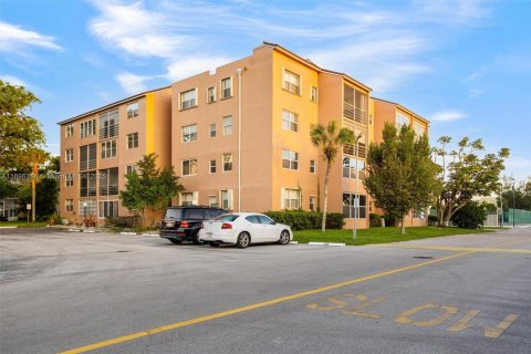 Condo in Lauderdale Lakes, Florida, 2 bedrooms  № 1948132 - photo 3