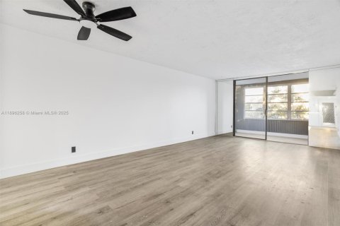 Condo in Lauderdale Lakes, Florida, 2 bedrooms  № 1948132 - photo 17