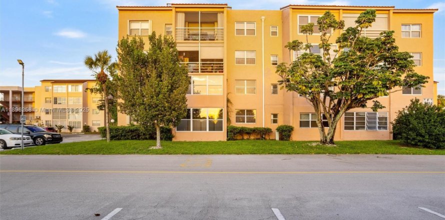 Condo in Lauderdale Lakes, Florida, 2 bedrooms  № 1948132