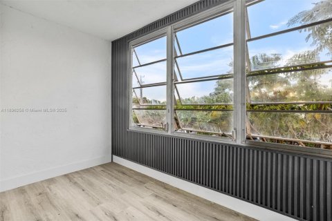 Condo in Lauderdale Lakes, Florida, 2 bedrooms  № 1948132 - photo 23