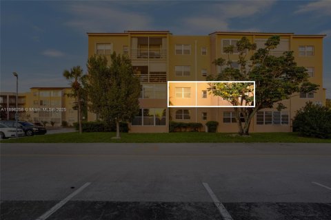 Condo in Lauderdale Lakes, Florida, 2 bedrooms  № 1948132 - photo 2
