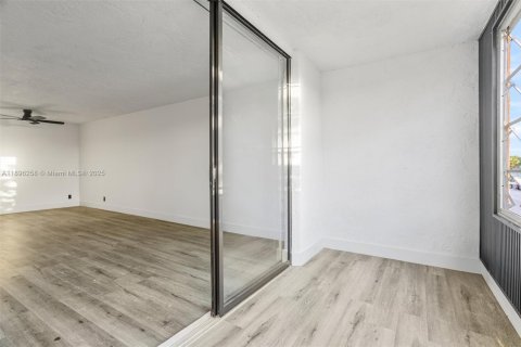 Condo in Lauderdale Lakes, Florida, 2 bedrooms  № 1948132 - photo 20