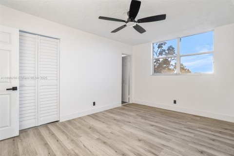 Condo in Lauderdale Lakes, Florida, 2 bedrooms  № 1948132 - photo 28