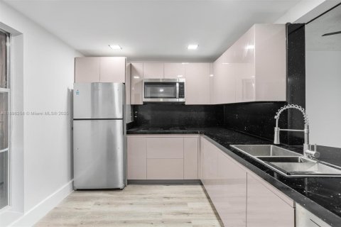 Condo in Lauderdale Lakes, Florida, 2 bedrooms  № 1948132 - photo 14