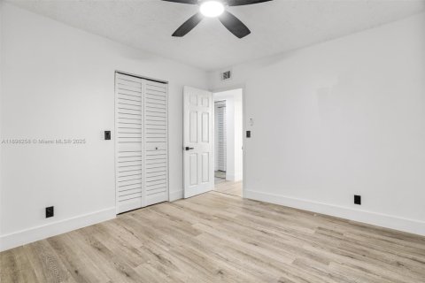 Condo in Lauderdale Lakes, Florida, 2 bedrooms  № 1948132 - photo 26