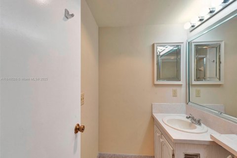 Condo in Boca Raton, Florida, 1 bedroom  № 1852049 - photo 11