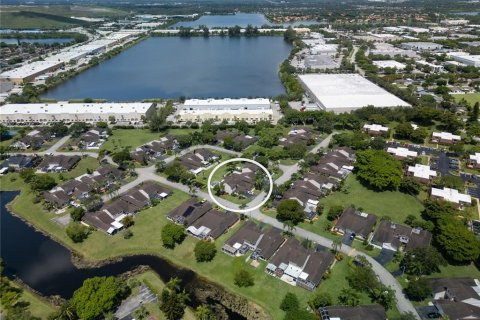 Townhouse in Deerfield Beach, Florida 2 bedrooms, 156.08 sq.m. № 1866524 - photo 1