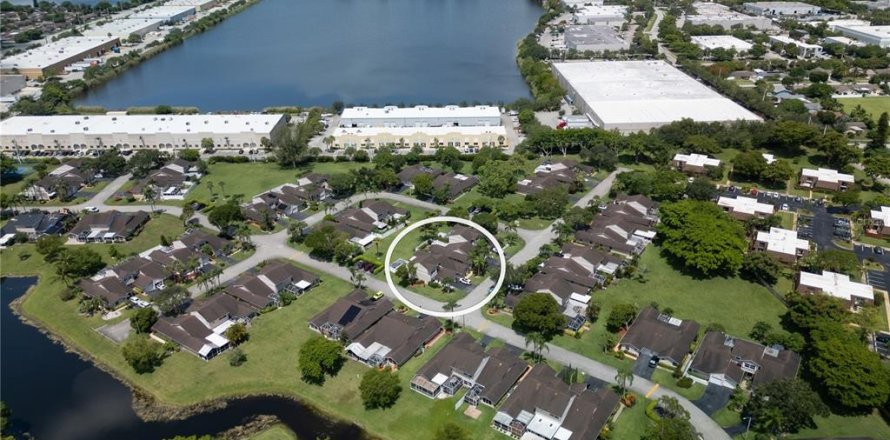 Townhouse in Deerfield Beach, Florida 2 bedrooms, 156.08 sq.m. № 1866524