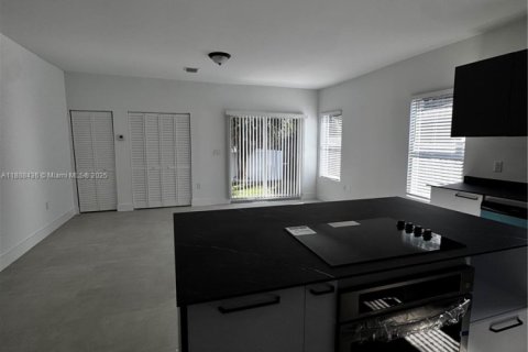 Снять в аренду виллу или дом в Форт-Лодердейл, Флорида 3 спальни, 148.64м2, № 2021216 - фото 10