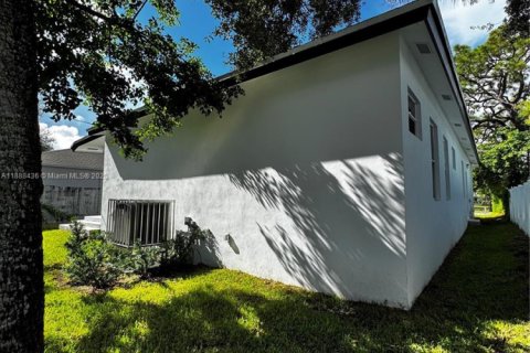 Снять в аренду виллу или дом в Форт-Лодердейл, Флорида 3 спальни, 148.64м2, № 2021216 - фото 15