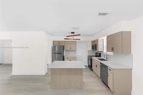 Купить виллу или дом в Майами-Гарденс, Флорида 3 спальни, 133.69м2, № 1971488 - фото 15