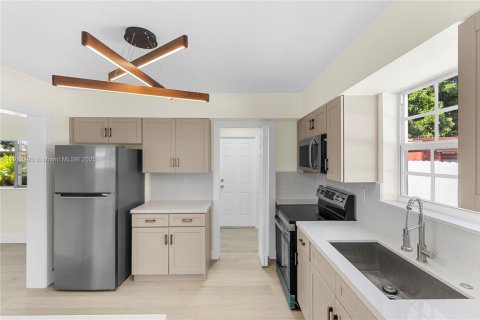 Купить виллу или дом в Майами-Гарденс, Флорида 3 спальни, 133.69м2, № 1971488 - фото 17