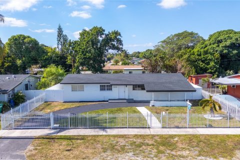 Купить виллу или дом в Майами-Гарденс, Флорида 3 спальни, 133.69м2, № 1971488 - фото 1