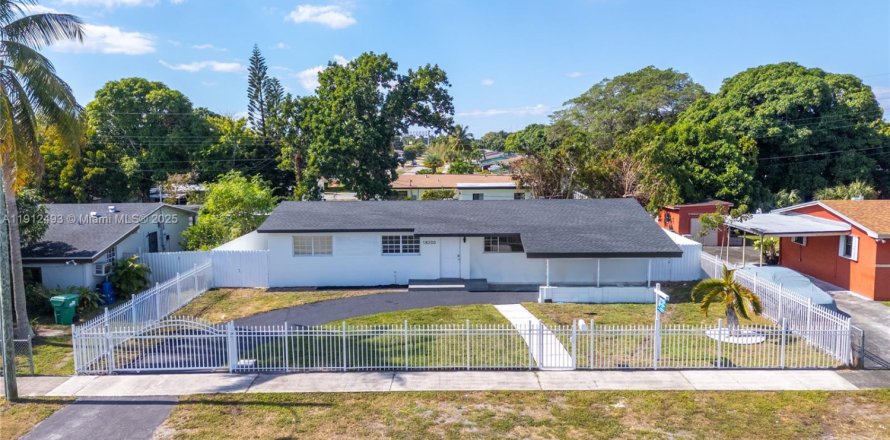 Дом в Майами-Гарденс, Флорида 3 спальни, 133.69м2 № 1971488