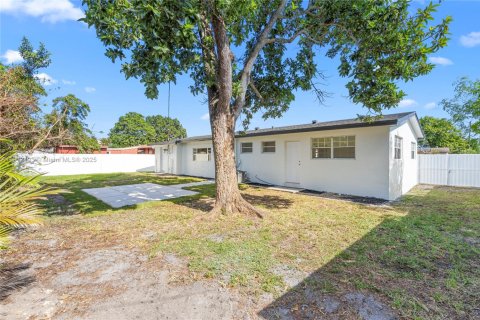 Купить виллу или дом в Майами-Гарденс, Флорида 3 спальни, 133.69м2, № 1971488 - фото 9