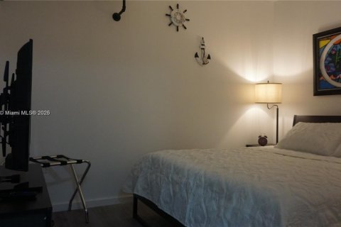 Condo in Miami Beach, Florida, 1 bedroom № 2013873 - photo 12