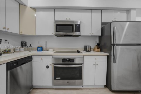 Condo in Miami Beach, Florida, 1 bedroom  № 2013873 - photo 15