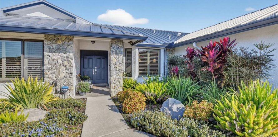 House in Boca Raton, Florida 3 bedrooms, 201.97 sq.m. № 2003363