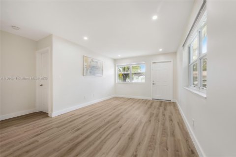 Снять в аренду виллу или дом в Майами, Флорида 2 спальни, 69.68м2, № 1956613 - фото 4