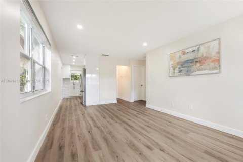 Снять в аренду виллу или дом в Майами, Флорида 2 спальни, 69.68м2, № 1956613 - фото 3