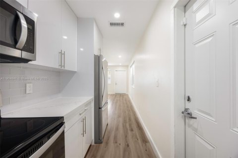 Снять в аренду виллу или дом в Майами, Флорида 2 спальни, 69.68м2, № 1956613 - фото 10