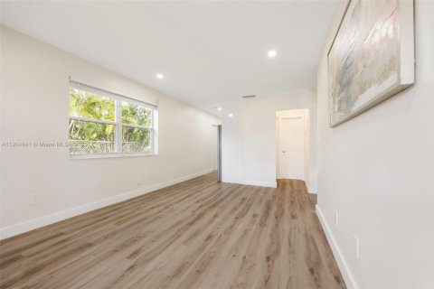 Снять в аренду виллу или дом в Майами, Флорида 2 спальни, 69.68м2, № 1956613 - фото 9