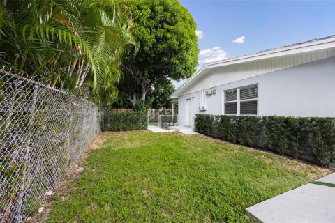 Снять в аренду виллу или дом в Майами, Флорида 2 спальни, 69.68м2, № 1956613 - фото 14