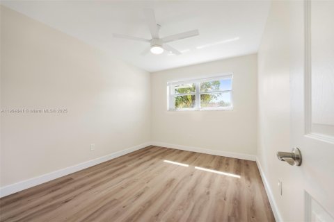 Снять в аренду виллу или дом в Майами, Флорида 2 спальни, 69.68м2, № 1956613 - фото 12