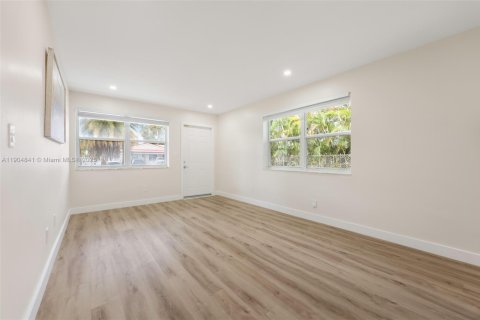 Снять в аренду виллу или дом в Майами, Флорида 2 спальни, 69.68м2, № 1956613 - фото 6