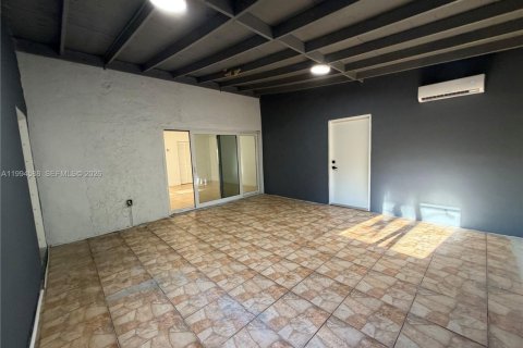 House in Miami, Florida 2 bedrooms, 141.21 sq.m. № 2062523 - photo 25