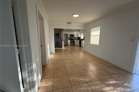 House in Miami, Florida 2 bedrooms, 141.21 sq.m. № 2062523 - photo 15