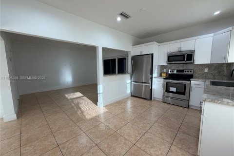 House in Miami, Florida 2 bedrooms, 141.21 sq.m. № 2062523 - photo 19