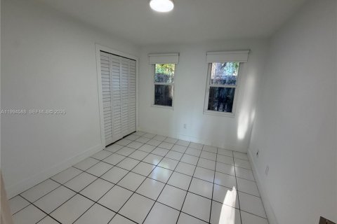 House in Miami, Florida 2 bedrooms, 141.21 sq.m. № 2062523 - photo 16
