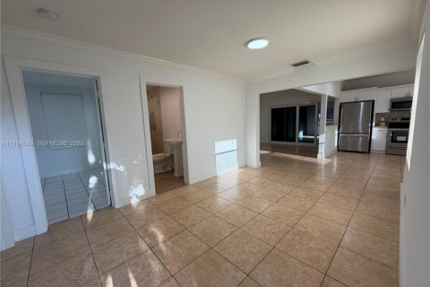 House in Miami, Florida 2 bedrooms, 141.21 sq.m. № 2062523 - photo 10