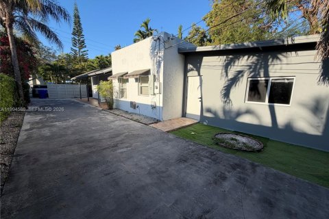 House in Miami, Florida 2 bedrooms, 141.21 sq.m. № 2062523 - photo 4