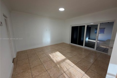 House in Miami, Florida 2 bedrooms, 141.21 sq.m. № 2062523 - photo 21