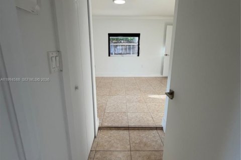 House in Miami, Florida 2 bedrooms, 141.21 sq.m. № 2062523 - photo 11